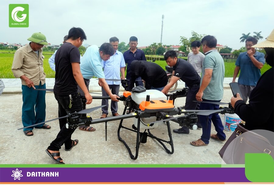 Khách hàng Yên Mô- Ninh Bình kiểm tra chiếc drone nông nghiệp 540s được bàn giao
