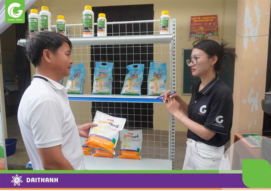Khách mời tìm hiểu các giống lúa và phân bón hữu cơ của Đại Thành