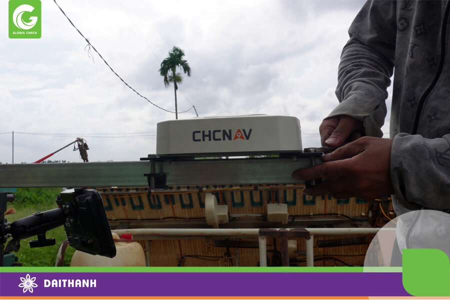 Lắp bộ định vị lên máy cấy của anh Hùng thực hiện dự án của Trung tâm Khuyến nông TP Hải Phòng
