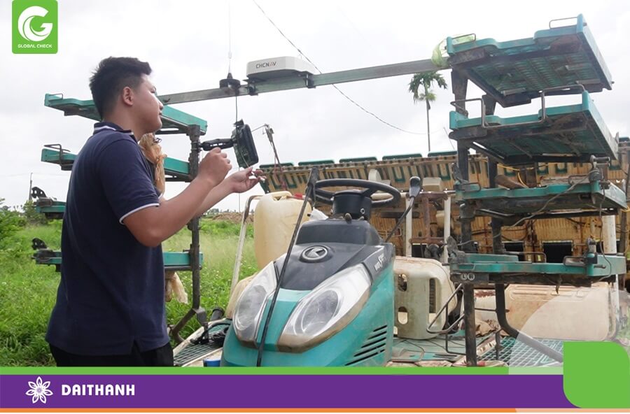 Lắp NX510 lên máy cấy gia đình anh Hùng thực hiện đề án của Trung tâm Khuyến nông TP Hải Phòng