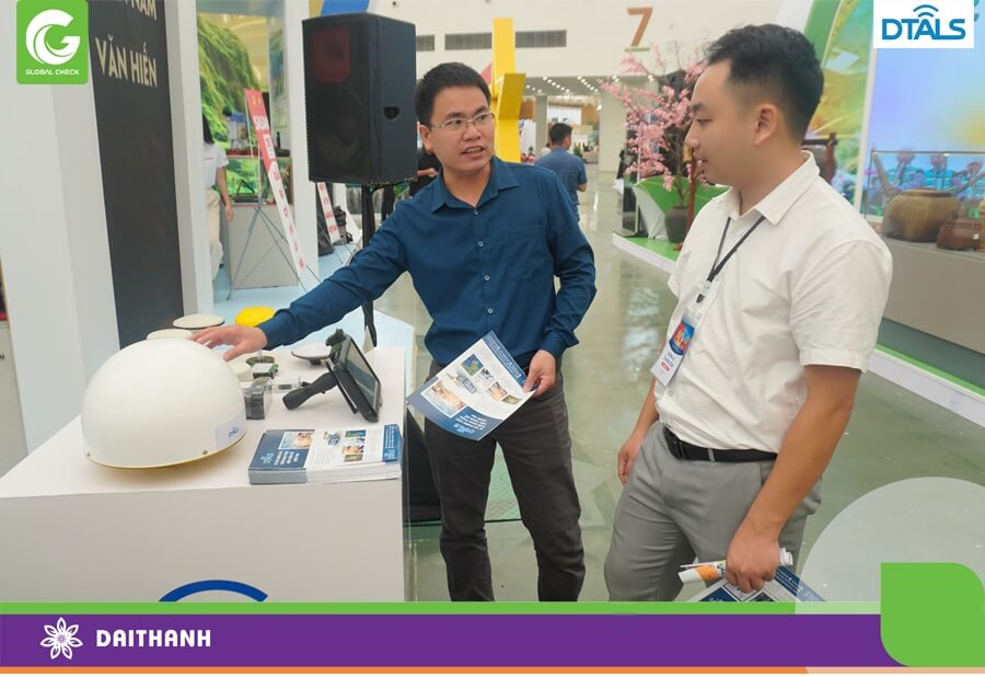 Khách tham gia triển lãm tìm hiểu công nghệ định vị chính xác DTALS