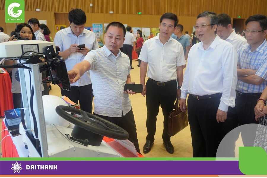 Thứ trưởng Hoàng Trung thăm gian công nghệ của Đại Thành