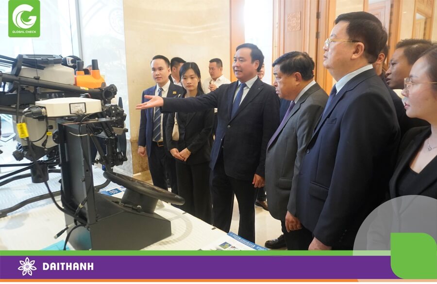 Phó Thủ Tướng Nguyễn Chí Dũng tìm hiểu máy bay nông nghiệp 540s