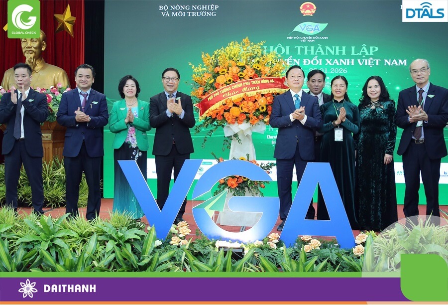 Phó Thủ tướng Trần Hồng Hà tới thăm và tặng hoa sự kiện thành lập hiệp hội Chuyển đổi xanh