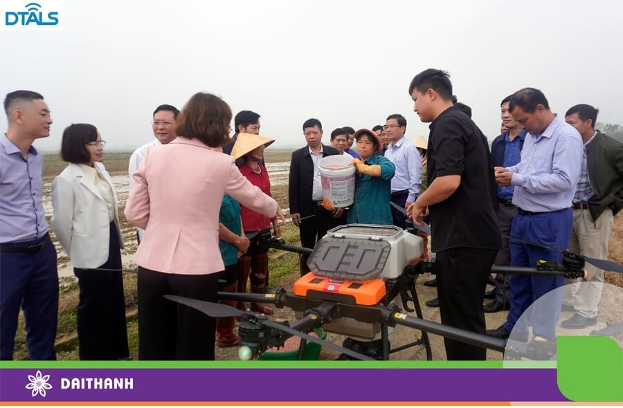 Lãnh đạo nông nghiệp tìm hiểu công nghệ DTALS tại mô hình cánh đồng công nghệ số