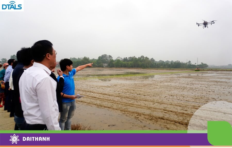 DTALS đưa công nghệ drone nông nghiệp và máy cấy không người lái tới lãnh đạo và bà con Yên Trường- Thanh Hóa