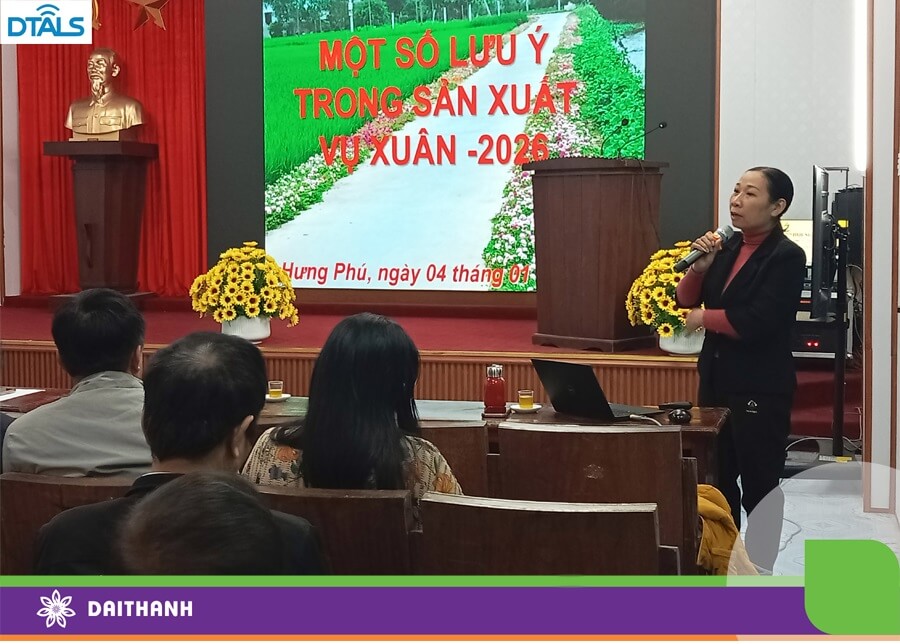 Bà Đoàn Thị Hằng chia sẻ kỹ thuật canh tác vụ xuân 2026 cho bà con Hưng Phú